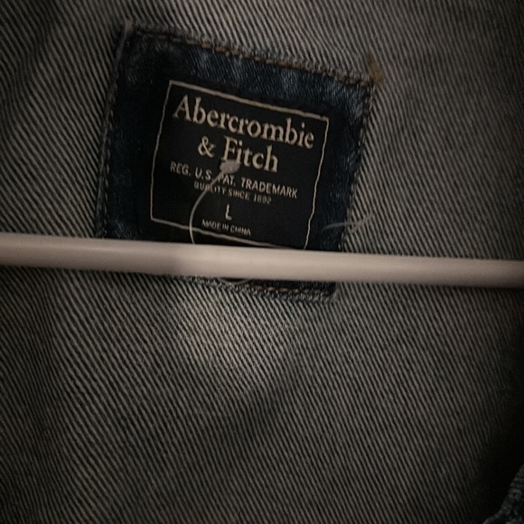 ABERCROMBIE AND FITCH OVERSIZED DENIM JACKET SIZE LARGE BNWOT( broke off) c pic - Picture 2 of 2